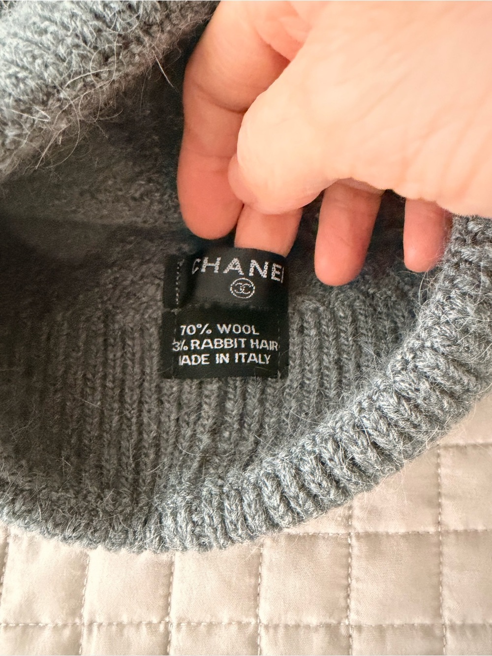 CHANEL Gray Knit Beanie with Cream CC Emblem - Picture 3 of 3